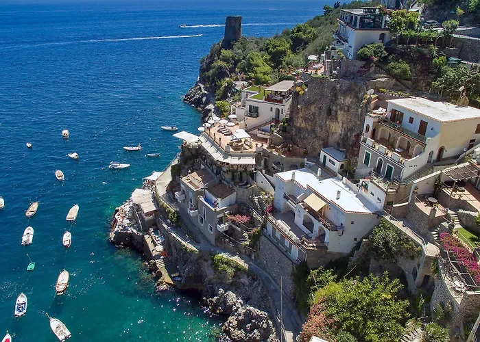 Hotel a Praiano: dove alloggiare nella perla della Costa Amalfitana?